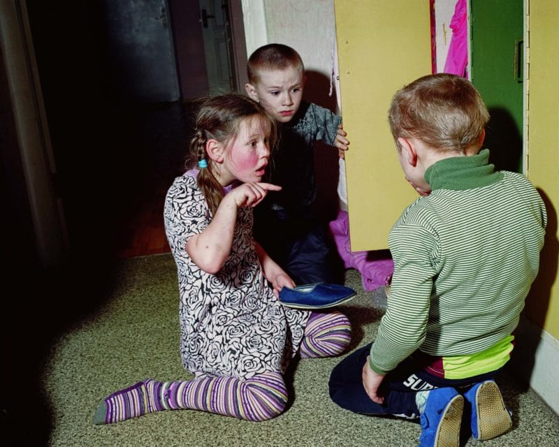 Zhytomyr Special Boarding School for Deaf Children no.2 is an ‘exclusive’ school situated 130km from Kyiv, in the north-west of Ukraine. In addition to accommodating children from all over the region, the school has been taking in children who have been displaced by the war in Eastern Ukraine since 2014. According to the Ukrainian Ministry of Social Policy, there are 1,473,650 internally displaced persons registered in Ukraine (as of January 2021). 195,884 of them are under 18 years old and 51,586 are disabled. Ukraine is currently the country in Europe with the largest number of internally displaced persons (IDPs). The total number of Ukrainian IDPs is greater than the population of, for example, Montenegro or Estonia.