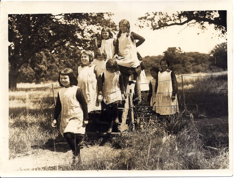 Foundling girls in the countryside